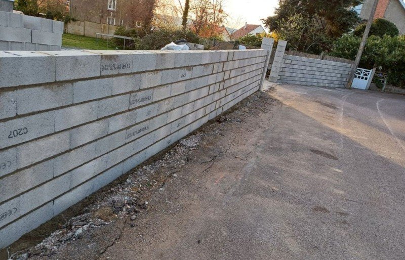 MUR DE CLÔTURE EN PARPAING